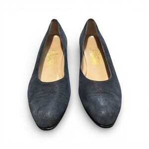 Vintage Salvatore Ferragamo Navy Blue Pebbled Suede Kitten Heels 9.54A Retro 90s